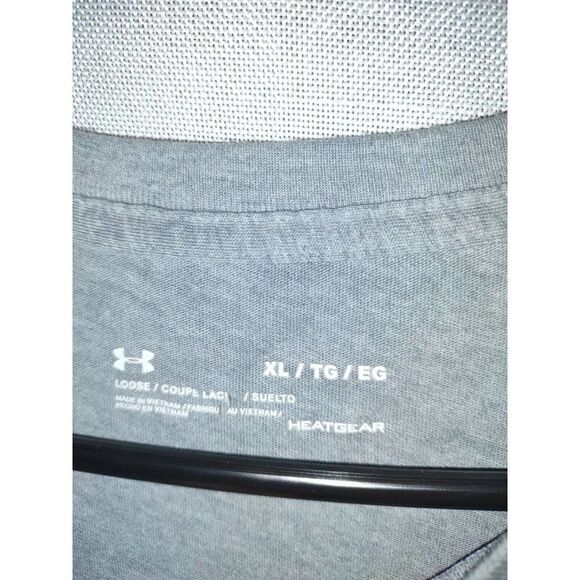 Under Armour Gray Extra Large T Shirt with Large Black Logo HeatGear Loose Fit - Picture 2 of 5